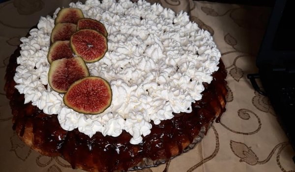 Карамелен пай със смокини и маскарпоне