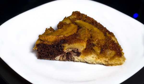 Карамелен сладкиш с ябълки