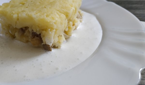 Картофен пай с печурки и течен сос