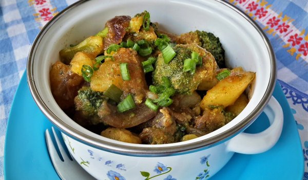 Картофена яхния с броколи