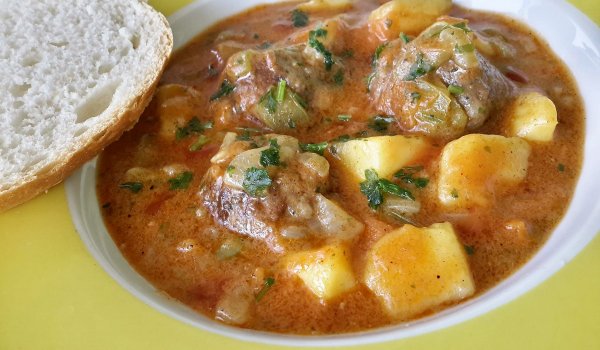 Картофена яхния с кюфтета
