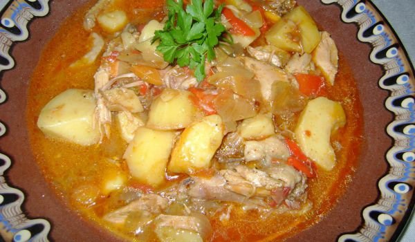 Картофена яхния с кокошка