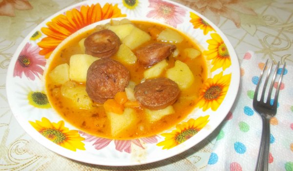 Картофена яхния с наденица