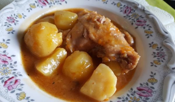 Картофена яхния с пилешки бутчета
