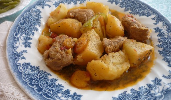 Картофена яхния със свинско