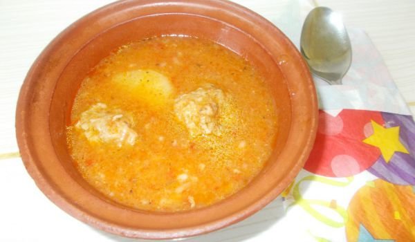 Картофена яхнийка с кюфтенца