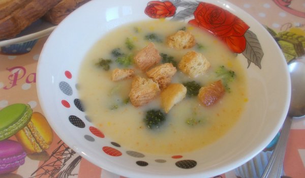 Картофена кремсупа с броколи и крутони