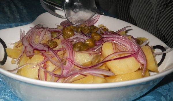Картофена салата с червен лук и каперси