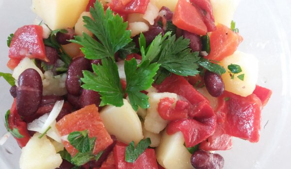 Картофена салата с чушки и боб