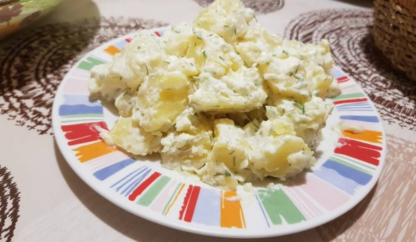 Картофена салата с дресинг от синьо сирене