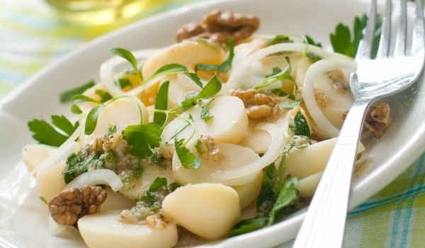 Картофена салата с магданозен дресинг