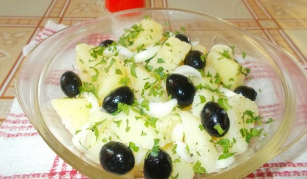 Картофена салата с маслини и лук