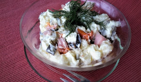 Картофена салата с пиле и краставички