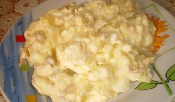Картофена салата с пилешко месо и яйца