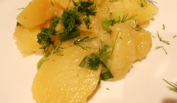 Картофена салата с топъл винегрет