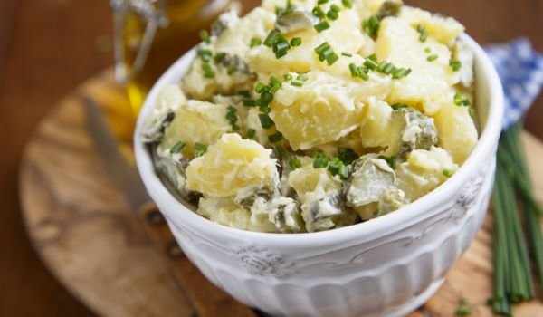 Картофена салата със сирене и кисели краставички