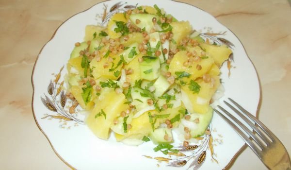 Картофена салатка с краставица и елда