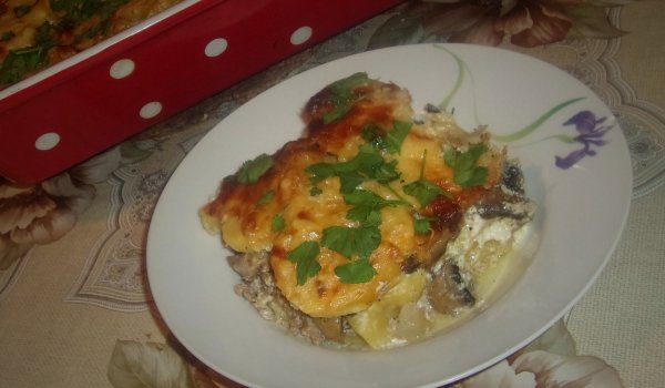 Картофена запеканка с кайма и гъби