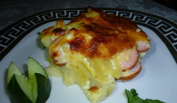 Картофена запеканка с кренвирши и заливка