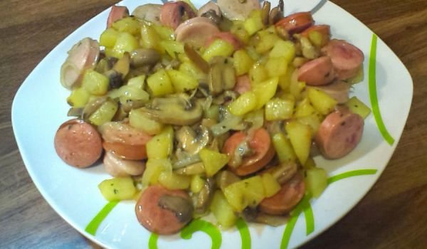 Картофена запеканка с наденица и гъби