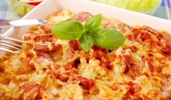 Картофена запеканка със салам