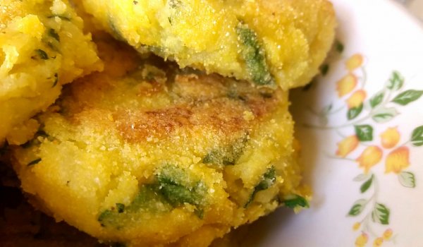Картофени кюфтенца с извара и лобода