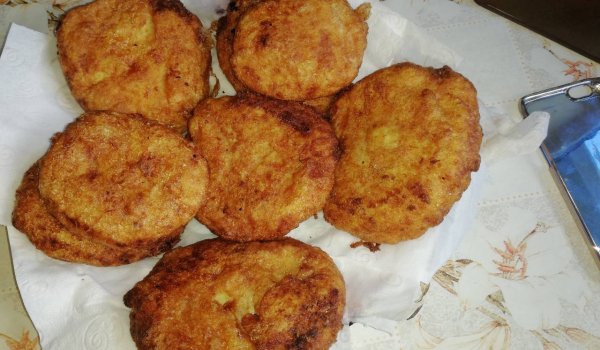 Картофени кюфтета с броколи и лук