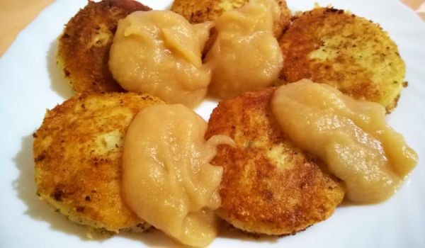 Картофени кюфтета с ябълково пюре