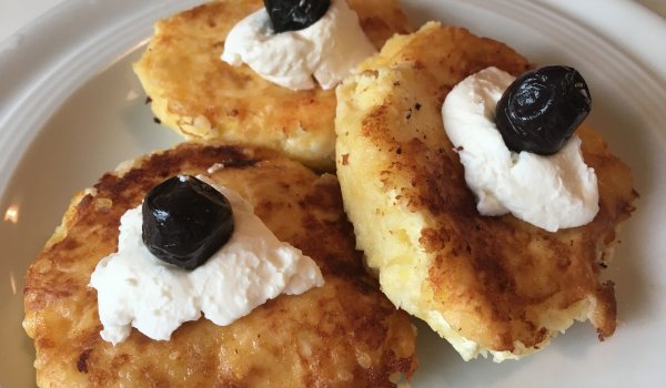 Картофени кюфтета с извара, кашкавал и цедено мляко