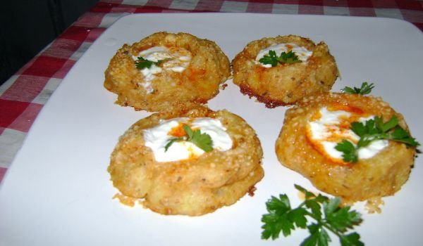 Картофени кошнички с кисело мляко и масло