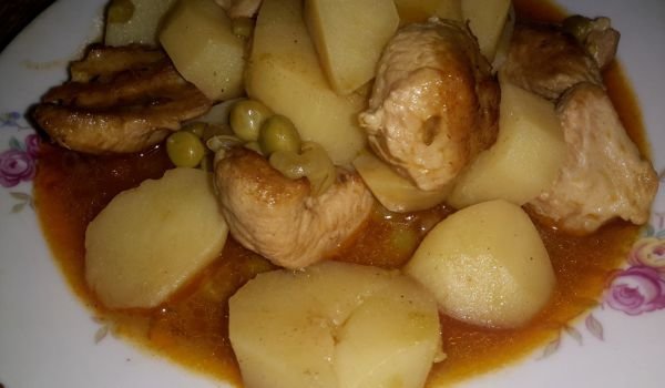 Картофи и грах със свинско месо