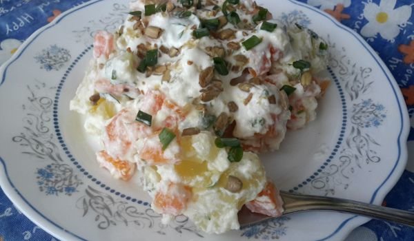 Картофи и моркови със сос от извара