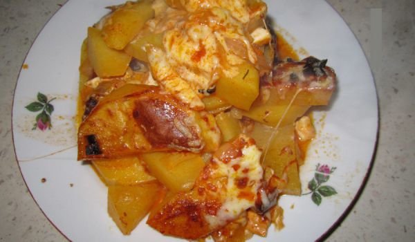 Картофи на фурна с лук и топено сирене
