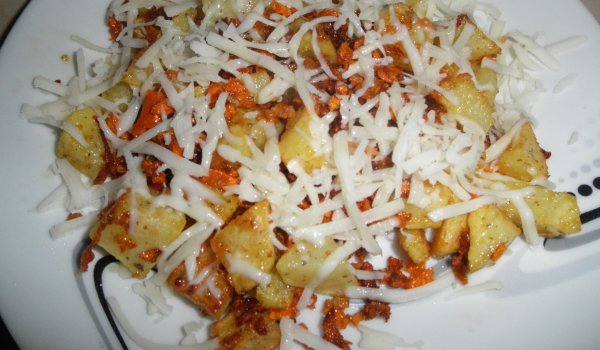 Картофи на кубчета с моркови и кашкавал