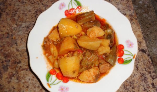 Картофи с бамя и кюфтенца