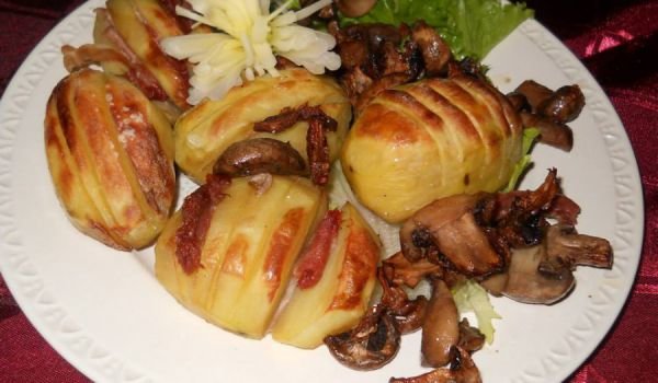 Картофи с бекон и гъби на фурна