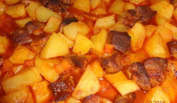 Картофи с червено вино и свинско