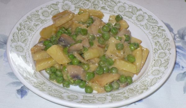 Картофи с грах и сметана