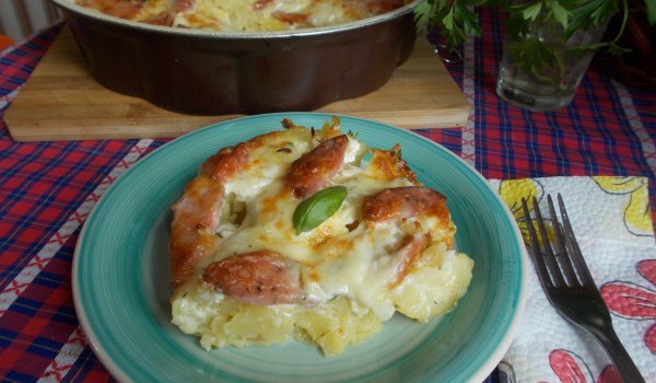 Картофи с наденица и моцарела