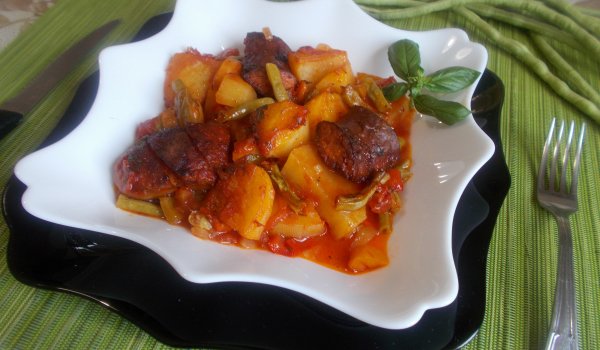 Картофи с наденица и зелен фасул