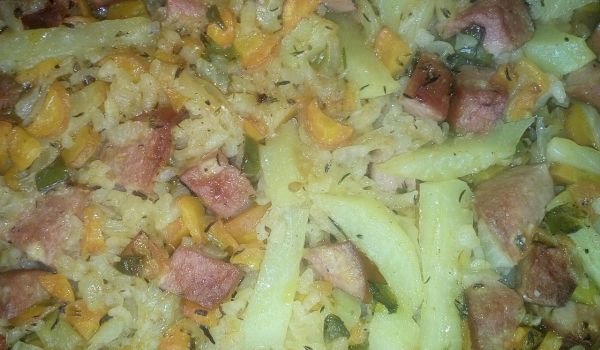 Картофи с ориз и наденица на фурна