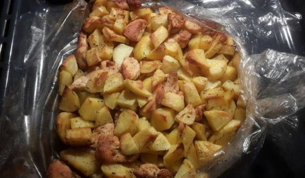 Картофи с пилешко филе в плик, подправени с различни аромати