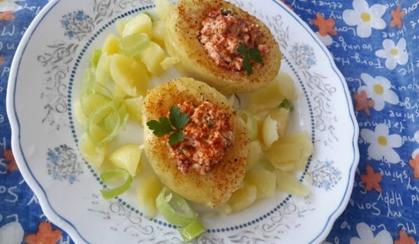 Картофи с плънка от червени чушки от буркан