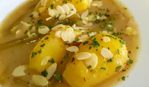 Картофи с пореч и бадемов сос