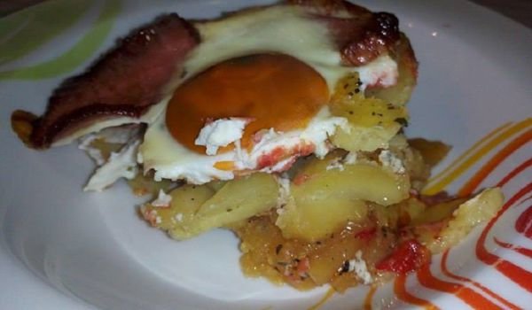 Картофи с пушено месо и яйца