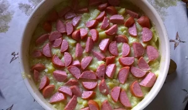 Картофи с топено сирене и наденица