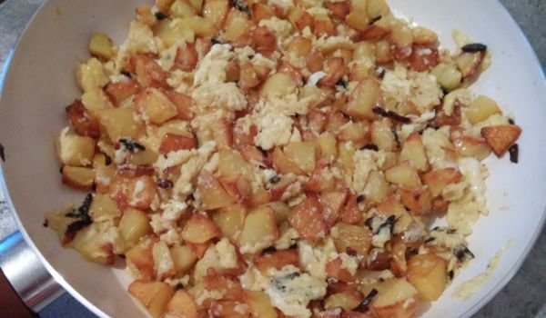 Картофи в масло с яйца