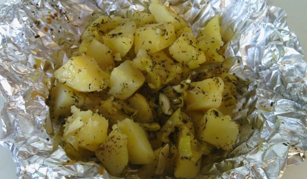 Картофки във фолио със зелен пипер и чесън
