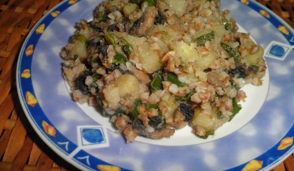 Каша от елда, гъби и картофи