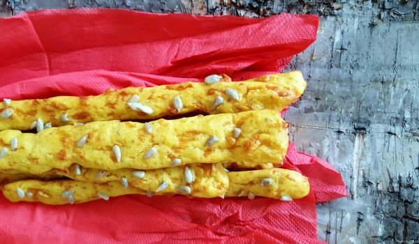 Кашкавалени фитили със семки